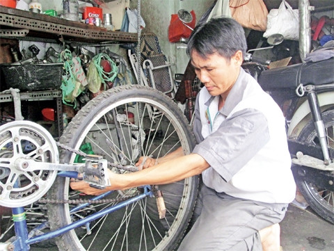 Anh Lê Văn Thái chữa xe đạp cũ thành xe mới để tặng học sinh nghèo.