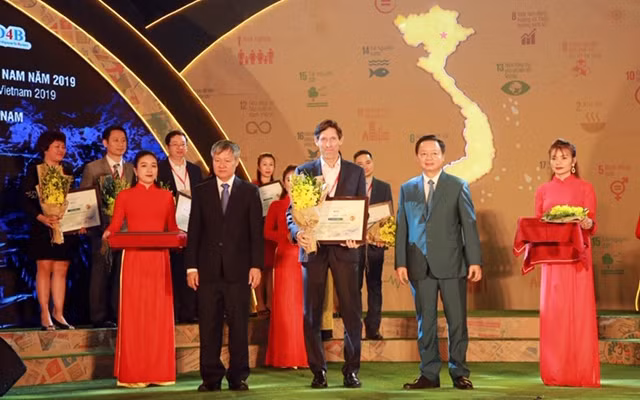 Ông Jeffrey Fielkow – Giám đốc Điều hành Tetra Pak Việt Nam nhận giải thưởng Top 10 doanh nghiệp bền vững ngành sản xuất.