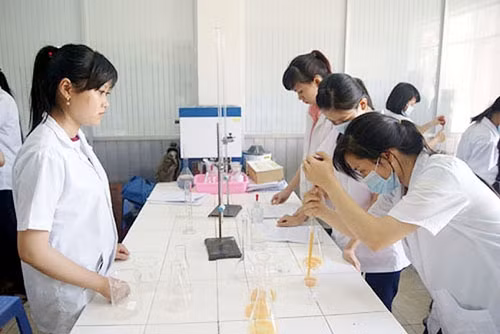 Sinh viên Trường đại học Thủ Dầu Một (Bình Dương) thực hành trong phòng thí nghiệm. Ảnh: TIỂU MY
