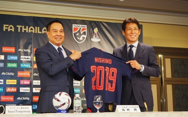 Chủ tịch FAT, ông Somyos Pumpanmuang và tân HLV Akira Nishino tại họp báo chính thức ra mắt HLV trưởng mới của tuyển Thái-lan. (Ảnh: FAT)