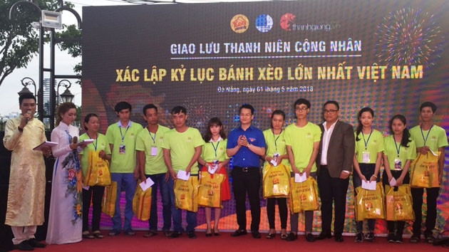 Ban tổ chức trao 20 suất quà cho các công nhân nghèo trên địa bàn Đà Nẵng.