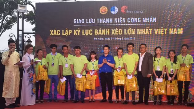 Ban tổ chức trao 20 suất quà cho các công nhân nghèo trên địa bàn Đà Nẵng.