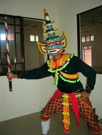 Lâm Thanh Hùng vào vai chằn
trên sân khấu rôbăm.