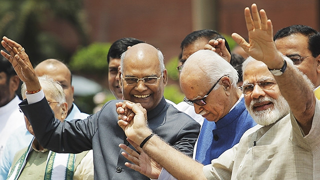 Thủ tướng Narendra Modi (phải) chia vui với Tổng thống đắc cử Ram Nath Kovind. Ảnh: AP