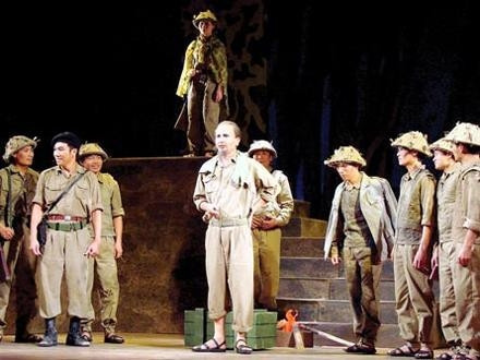 Cảnh trong vở Ðêm trắng của Nhà hát chèo Quân đội.