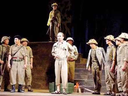 Cảnh trong vở Ðêm trắng của Nhà hát chèo Quân đội.