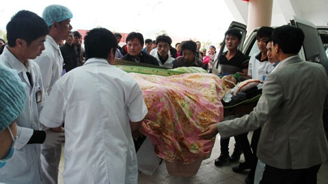 Các nạn nhân được đưa vào cấp cứu tại Bệnh viện Lai Châu. (Ảnh: VŨ LÂM)