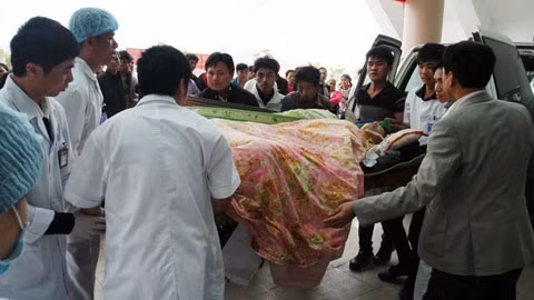 Các nạn nhân được đưa vào cấp cứu tại Bệnh viện Lai Châu. (Ảnh: VŨ LÂM)