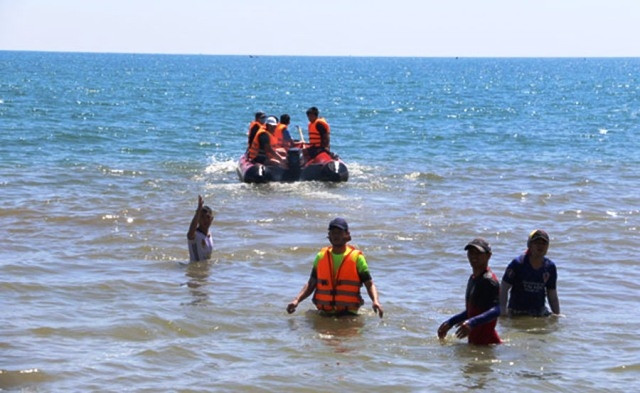 Lực lượng chức năng tìm kiếm nạn nhân.