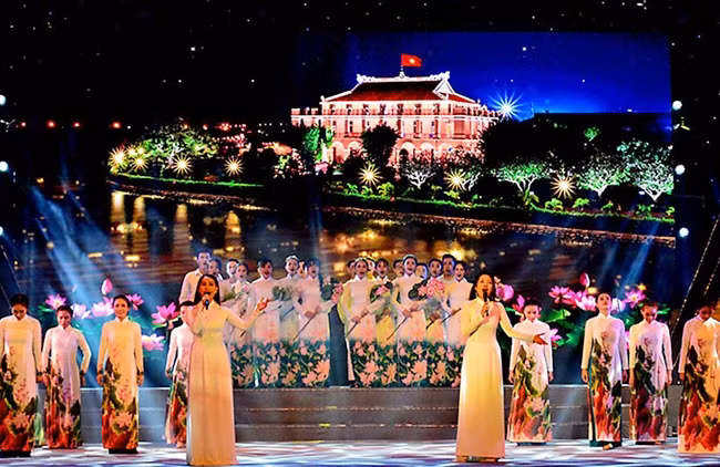 Một tiết mục tại Chương trình nghệ thuật “Việt Nam - Ngàn gấm hoa”. Ảnh: PHẠM CƯỜNG