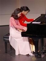 Chị em Phương Chi,
Phương Trúc tại buổi
biểu diễn lần 7 diễn ra
năm 2006 - Ảnh do
Phương Chi cung cấp.