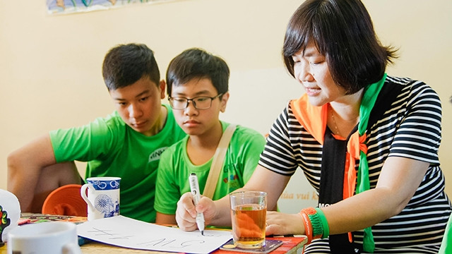 Nhà văn Thụy Anh (phải) trong buổi sinh hoạt với CLB đọc sách cùng con.