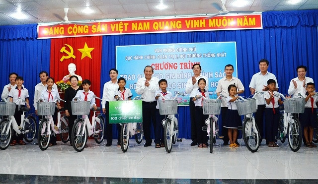 Phó Thủ tướng thường trực Trương Hoà Bình tặng quà cho các em học sinh nghèo hiếu học.