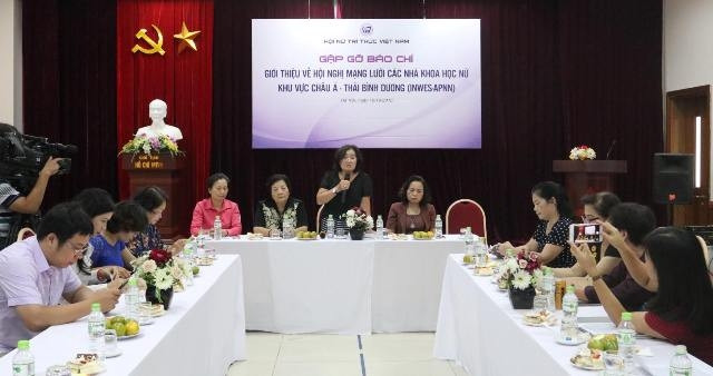 Quang cảnh buổi gặp gỡ báo chí.