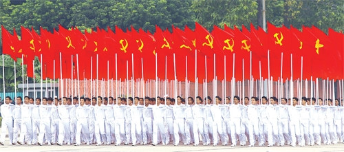 Thanh niên tham gia diễu hành chào mừng Đại lễ 1000 năm Thăng Long - Hà Nội. Ảnh: TRẦN HẢI