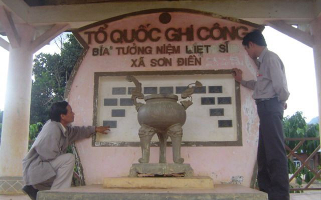 Trước nhà bia tưởng niệm xã Sơn Điền.