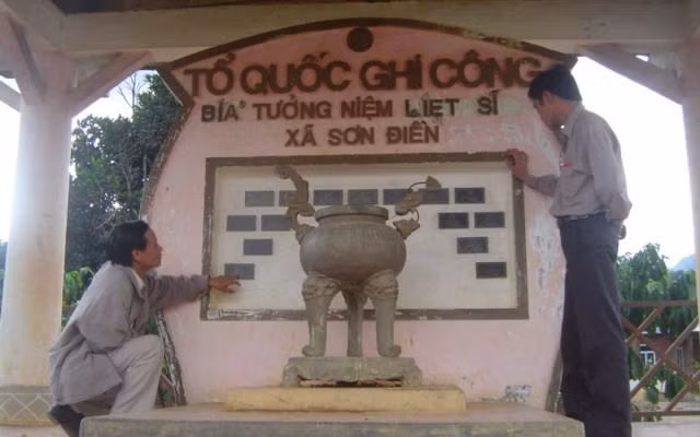 Trước nhà bia tưởng niệm xã Sơn Điền.