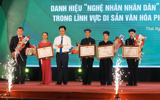 Phó Chủ tịch UBND tỉnh Thái Nguyên trao danh hiệu Nghệ nhân Nhân dân và Nghệ nhân Ưu tú cho các cá nhân.