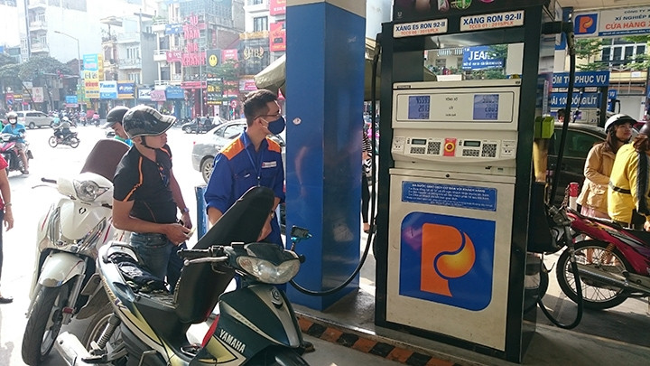 Khách hàng mua xăng tại cửa hàng xăng dầu trên phố Nguyễn Lương Bằng (Ðống Ða, Hà Nội).
