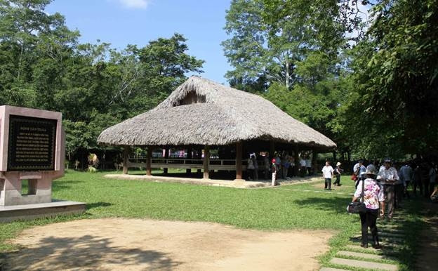 Khách du lịch thăm lán Nà Nưa, nơi Bác Hồ ở và làm việc chỉ đạo Tổng khởi nghĩa.