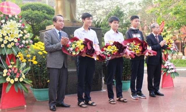 Lãnh đạo tỉnh trao bằng khen tặng ba em học sinh đạt giải nhất trong kỳ thi học sinh giỏi quốc gia THPT năm 2019.