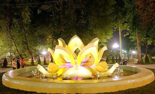 Ðài phun nước gắn gốm bông sen vàng giữa lòng Hà Nội