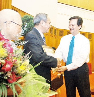 Thủ tướng Nguyễn Tấn Dũng trao tặng Huy hiệu 50 năm tuổi Đảng cho ông Thái Phụng Nê.