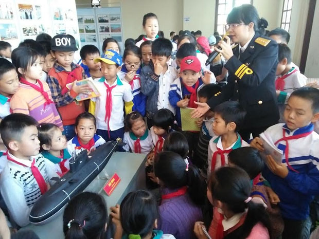 Cán bộ Bảo tàng Hải quân Việt Nam khẳng định chủ quyền hai quần đảo Hoàng Sa và Trường Sa là của Việt Nam đối với học sinh TP Bắc Cạn.