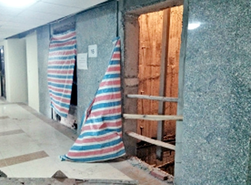 Hệ thống cầu thang máy của dự án vẫn chưa thi công xong.