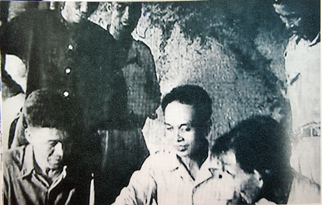 Bộ trưởng Nội vụ Võ Nguyên Giáp cùng Ủy viên trưởng Quốc phòng miền Nam Trung Bộ Nguyễn Chánh kiểm tra kế hoạch tác chiến đầu năm 1946.