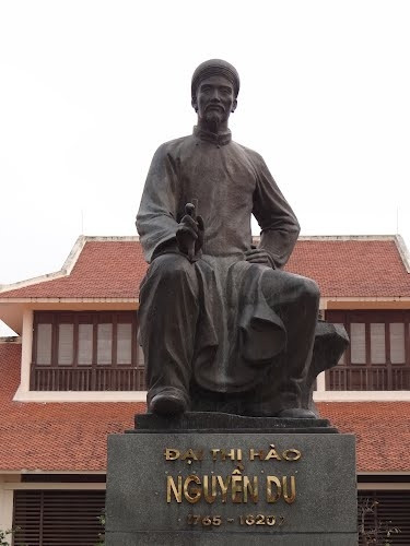 Tượng Đại thi hào Nguyễn Du.