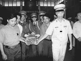 Thiếu tướng Trần Trung Khương, Phó Chính
ủy Quân khu Thủ đô cùng các đồng chí lãnh
đạo tỉnh Hà Tây đưa hài cốt liệt sĩ r