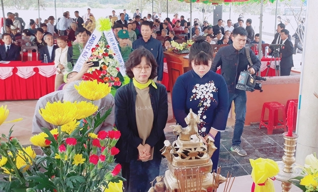 Các đại biểu Hàn Quốc thắp nén hương gửi lời xin lỗi đến vong linh các nạn nhân đã mất.