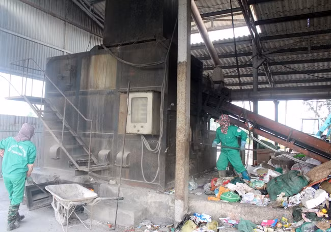 Xử lý rác ở Hợp tác xã xử lý rác tại nguồn Thành Vinh (Hải Phòng). Ảnh: NGÔ HÀ