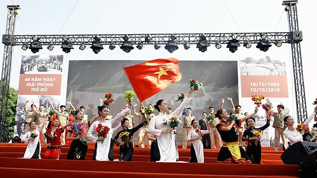 Chương trình nghệ thuật “Khúc tráng ca giữa mùa thu lịch sử”.