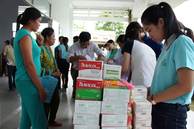 Đoàn thiện nguyện tặng quà, thuốc cho bà con.