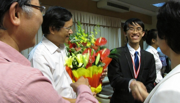 Bùi Quang Tú cùng thầy cô và người thân khi trở về từ Đan Mạch năm 2013. Ảnh: Lê Hà