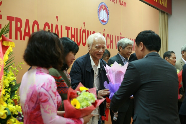 Nhà văn Vũ Hùng nhận giải Vàng Sách hay 2016. Ảnh: K.Đ