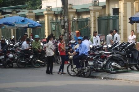 Nhiều xe ôm, bán hàng rong trước cổng bệnh viện phụ sản trung ương kiêm luôn cả nghề môi giới mua bán trứng người