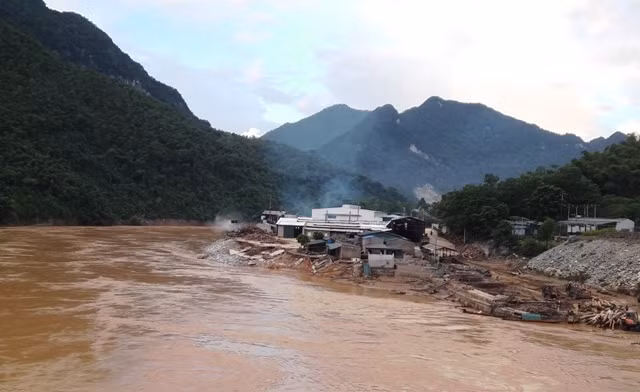 Các cơ sở sản xuất bên sông Mã, thuộc huyện Quan Hóa.