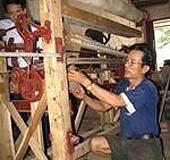 Lắp đặt máy dệt chiếu.