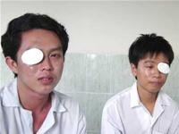 Bệnh nhân Nguyễn Thanh Tuấn
và Nguyễn Thanh Quang bị mù lòa
do tự ý nhỏ thuốc có chứa
corticoide, đã được phẫu thuật
tại