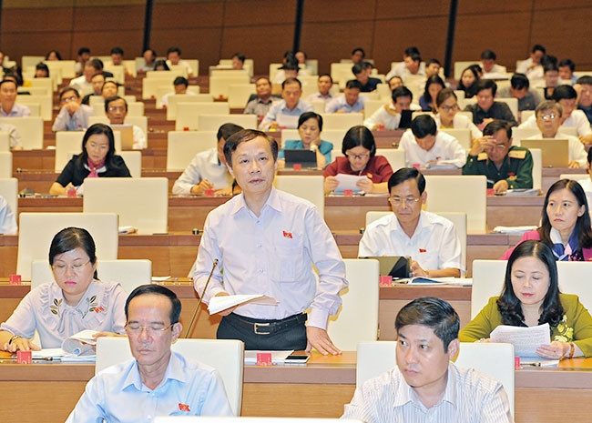 Đại biểu Quốc hội tỉnh Vĩnh Long phát biểu ý kiến thảo luận tại hội trường. Ảnh: VŨ ANH TUẤN