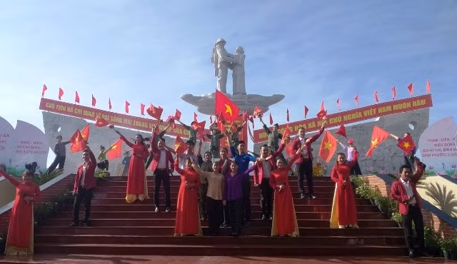 Biểu diễn văn nghệ bên tượng đài, tái hiện ngày tập kết chuyển quân tại Cao Lãnh.