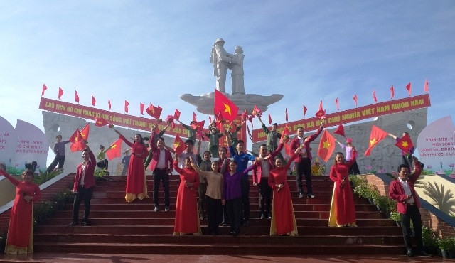 Biểu diễn văn nghệ bên tượng đài, tái hiện ngày tập kết chuyển quân tại Cao Lãnh.