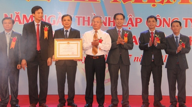 Hadiphar Đón nhận Huân chương Lao động hạng Nhất