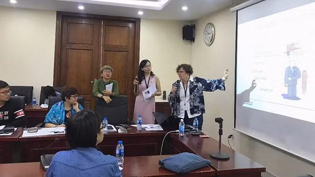 Các đại biểu chia sẻ kinh nghiệm hạn chế tổn thương trong tác nghiệp báo chí.