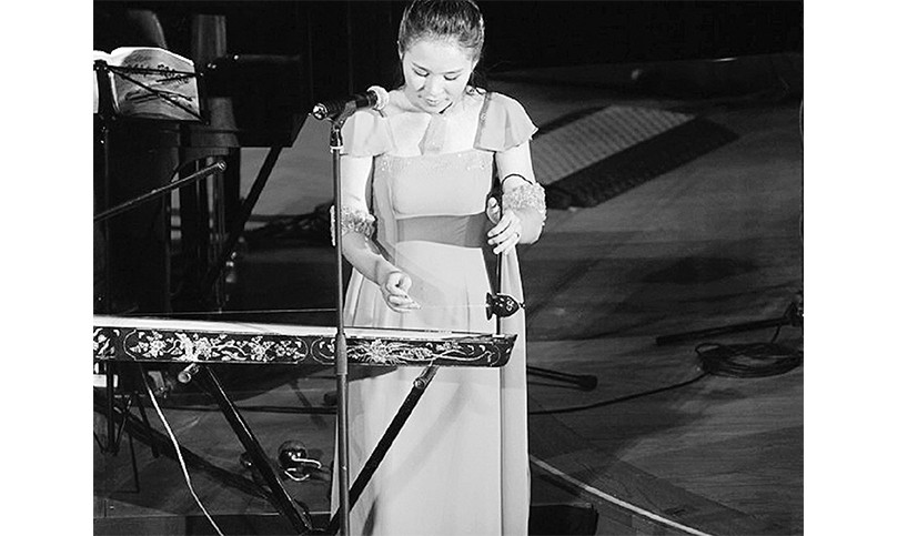 Biểu diễn đàn bầu trong chương trình Duyên dáng Việt Nam 20 tại Anh.