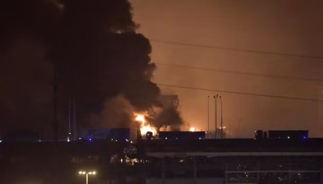 Hiện trường vụ nổ đêm 12-8-2015. (Ảnh: Xinhua)