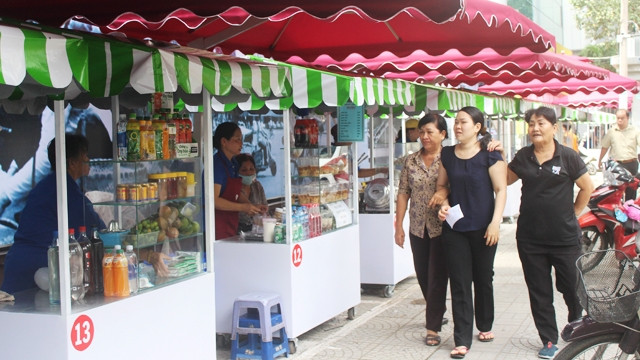 Nhiều người đi dạo tham quan phố hàng rong. Ảnh: NINH NGUYỄN